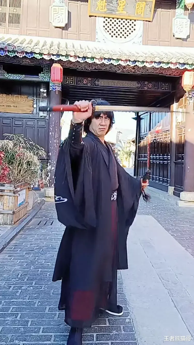 成龙|云南网红“成龙”：我这么像大哥，找我拍戏低于六位数都不想接