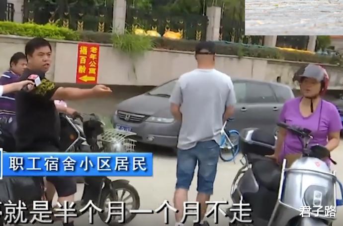 堵住小区路口一个月不挪车,男子新车被砸烂,居民纷纷拍手称快