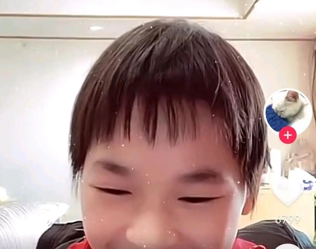 冰墩墩|小毛驴失宠？主持人：以后比赛时会带上冰墩墩吗？全红婵：太大了