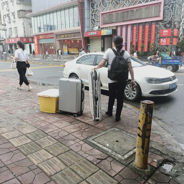 特岗教师|2022届毕业生找工作太难了，一女大学生直呼现实残酷，卷得我想哭