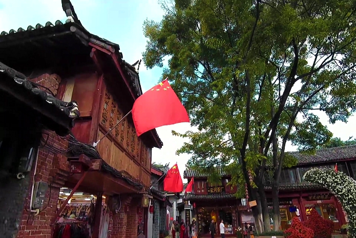 丽江古城|丽江古城吸引年轻情侣到来,打算要住一个星期,体验生活