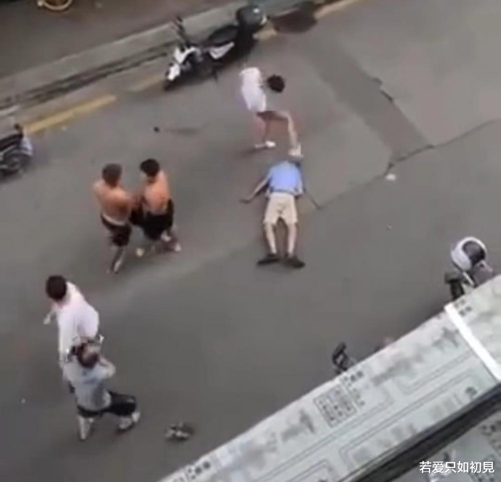 因为一句口角,太原多名年轻人当街殴打老人,警方:涉事人员已抓