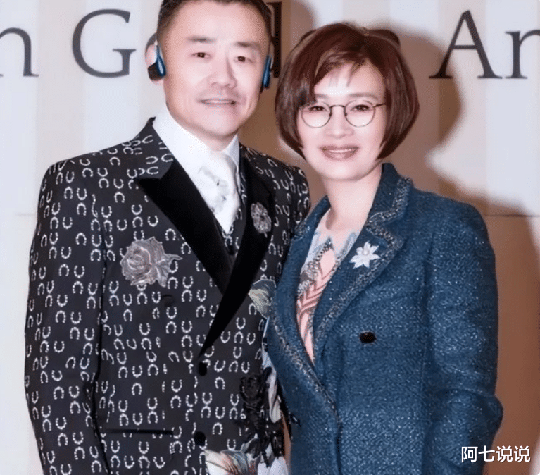 周立波|周立波:两段婚姻三个子女没一个亲生,和富婆胡洁的婚姻幸福吗?