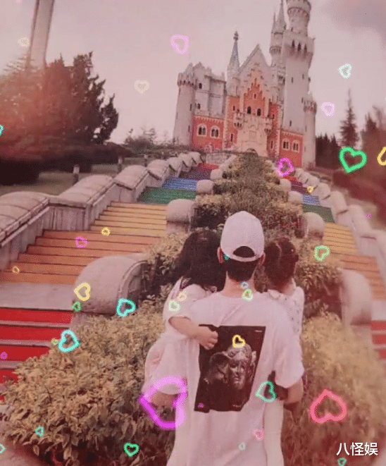 谢娜|谢娜幸福公开全家出游照,张杰一手抱一娃,跳跳俏俏背影清瘦高挑