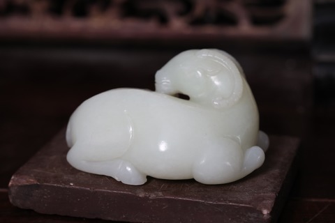 和田玉籽料|舊藏和田玉籽料“枣红皮 羊衔灵芝”