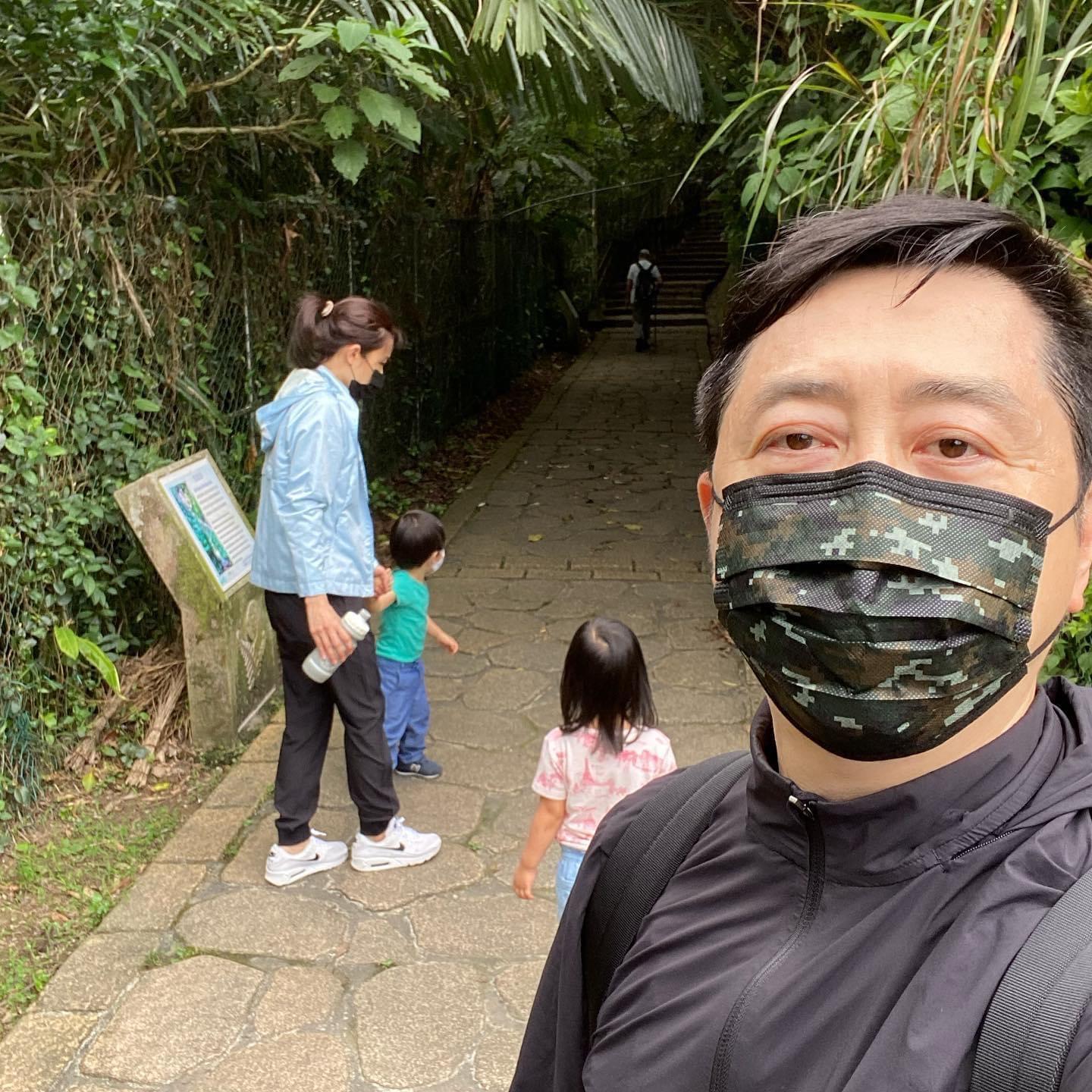 庾澄庆|庾澄庆再婚6年首度公开秀恩爱,跟老婆张嘉欣甜蜜搂抱对唱情歌