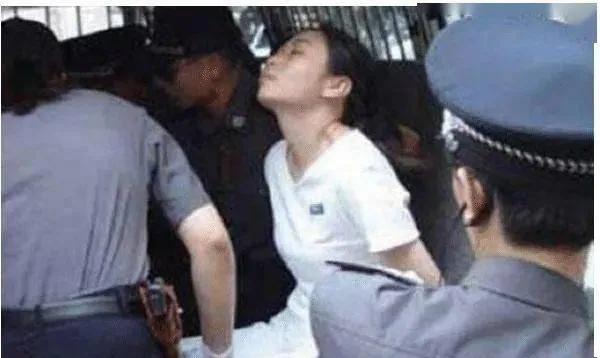 17年前,黑龙江一女犯被枪决,第一枪因法警打偏未死,后结局如何