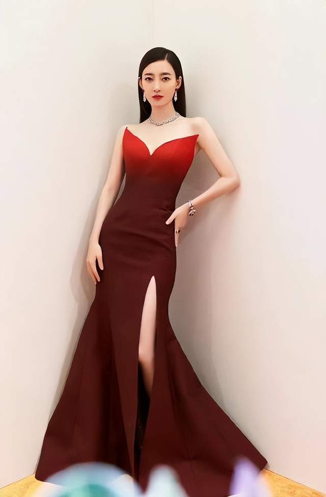 王丽坤|素颜女神，37岁颜值身材双双在线，晒氛围感美照，身材火辣太吸睛