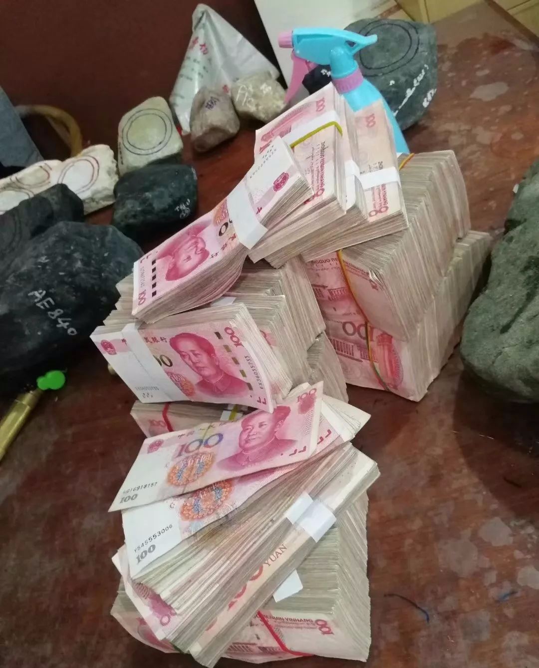 帅气小哥哥手提70万现金买赌石,当场切开后,60支冰种手镯拿到手软!