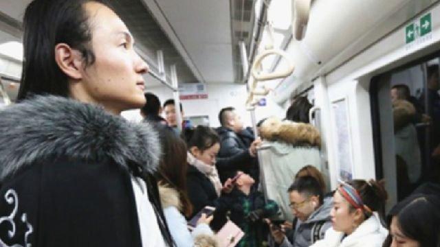 西安一90后男子长发及腰,坚持汉服加身10年,无视他人嘲讽和非议
