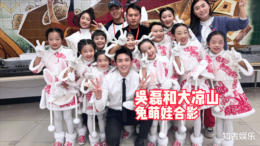 吴磊|吴磊再登春晚,镜头前后形象反差大,为央视后台再度贡献名场面