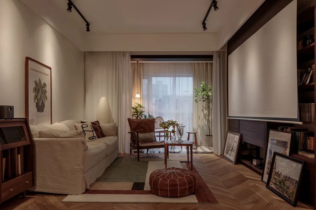 越来越多人不要电视，学她家这么装，91㎡混搭复古，超有品味！