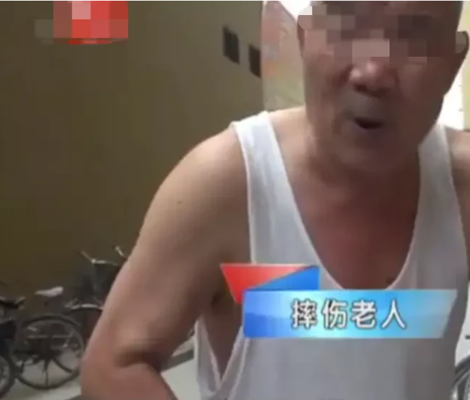 河北石家庄,一对年轻夫妻因租房到期准备搬走,不料却被一位老人拦住