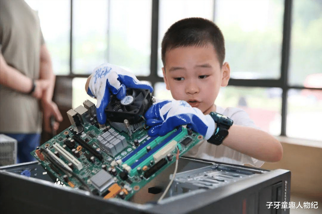 充电器|“河南天才”陈天晗:18岁发明万能充被保送清华,如今怎么样了?