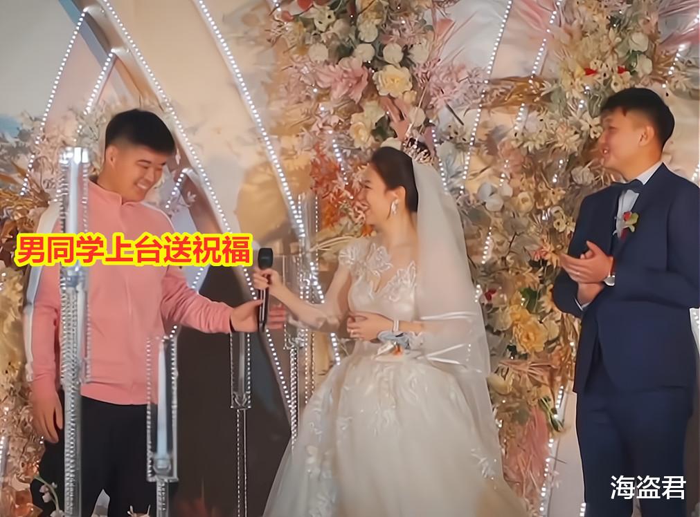 男同学要抱新娘,新郎摆手转身就走,新娘高情商拉他来“三人抱”