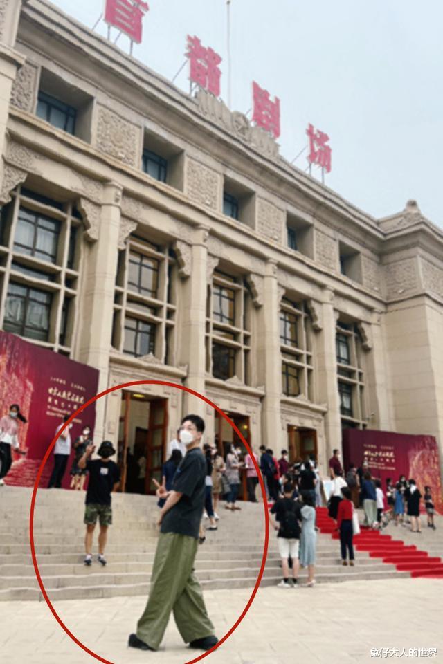 栾云平|德云社栾云平晒合影照，和两位师弟看话剧，却被各自的站位抢镜