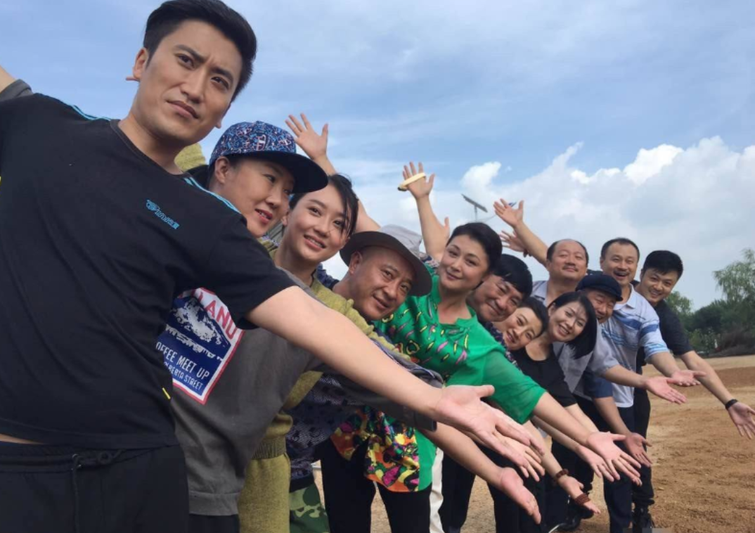 小品|王小宝直播抱怨《乡爱16》开机未被邀请，曾因于月仙离开选择退出