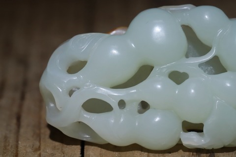 翡翠手镯|舊藏和田玉“枣黄皮 葫芦玉珮”