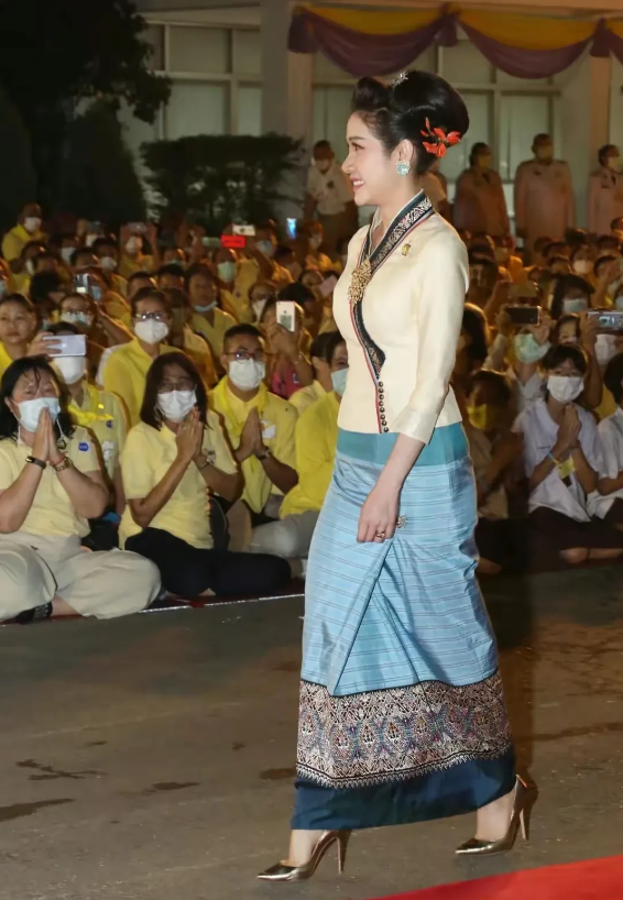 绿松石|苏提达又佩戴绿松石耳坠，配套项链没戴贵气全无，还是贵妃更惹眼