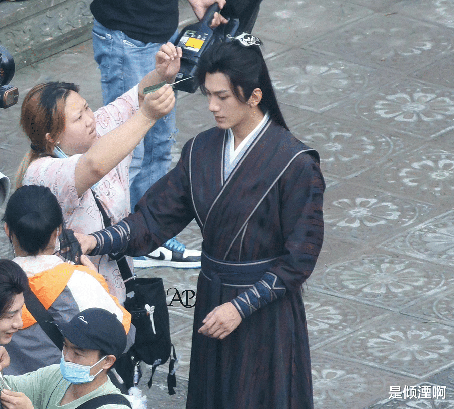 成毅|成毅《莲花楼》开机路透!绿衣古装颜值抢眼,肖顺尧让人眼前一亮!