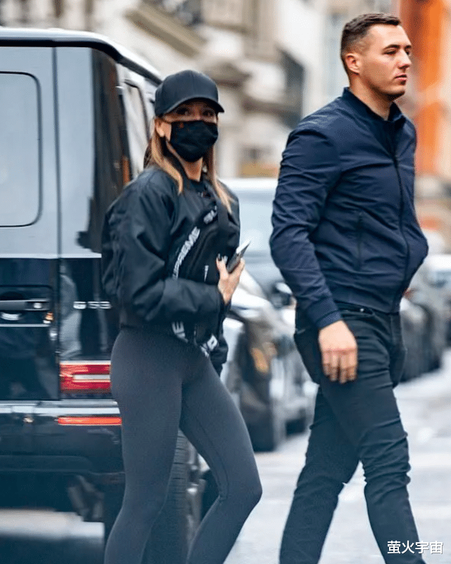 维多利亚·贝克汉姆|47岁贝嫂伦敦冬天也光腿，摆出“钢铁脸”，帅气保镖殷勤服侍