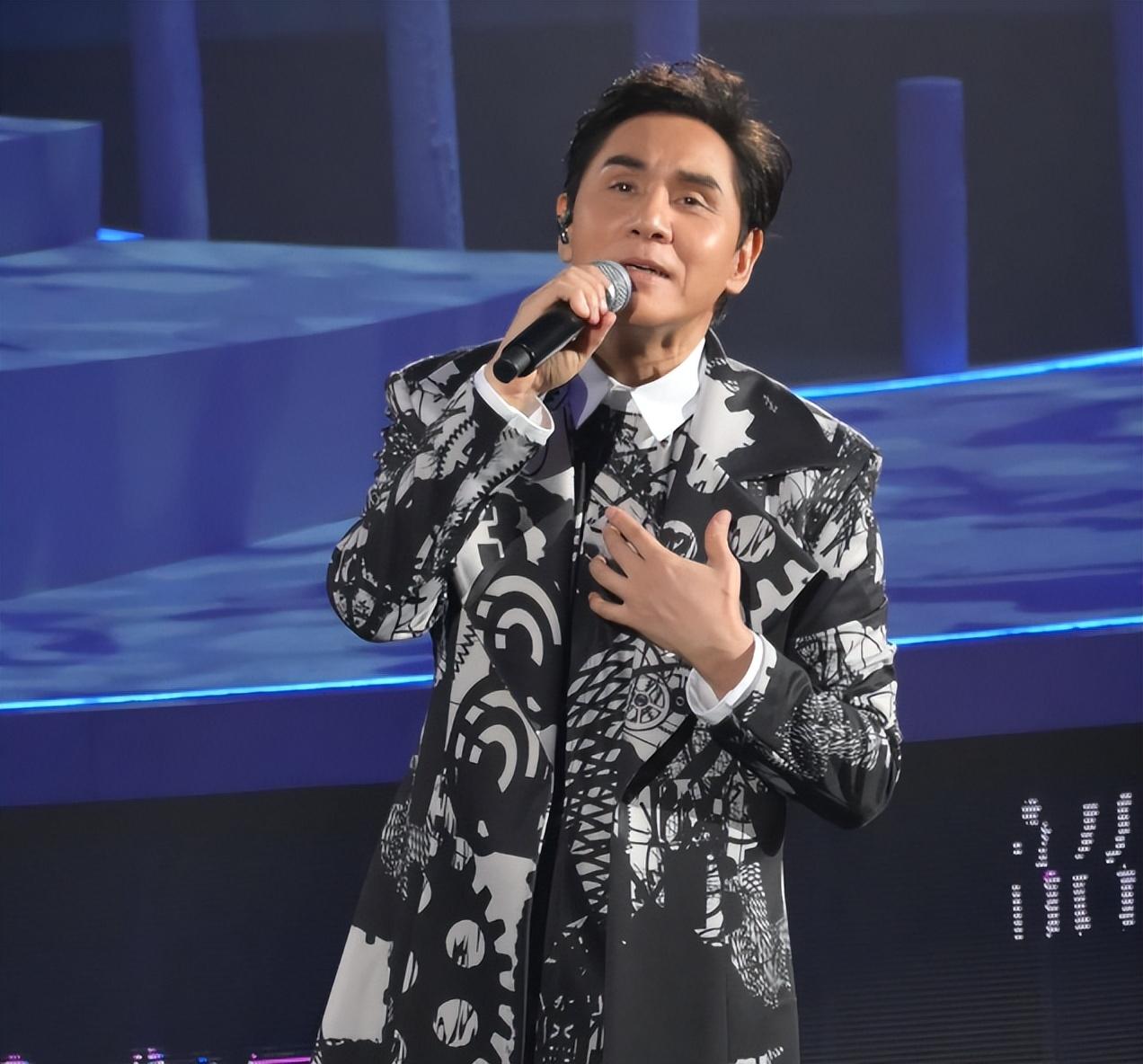 周慧敏|55岁周慧敏与男星亲密拥抱,穿抹胸裙大秀身材,白到发光仍似少女