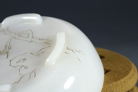 翡翠|清代,和田玉描金松梅纹四足洗