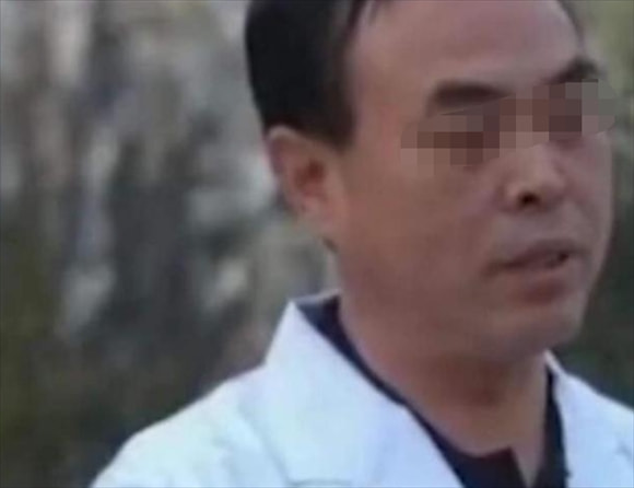 1989年,女孩被哥哥打2巴掌,“瘫痪”在床20年,被监控“打脸”