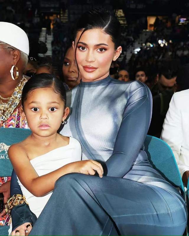 凯莉|金小妹与男友带女儿亮相，互动超有爱，米子啃手指看热闹，忙不停