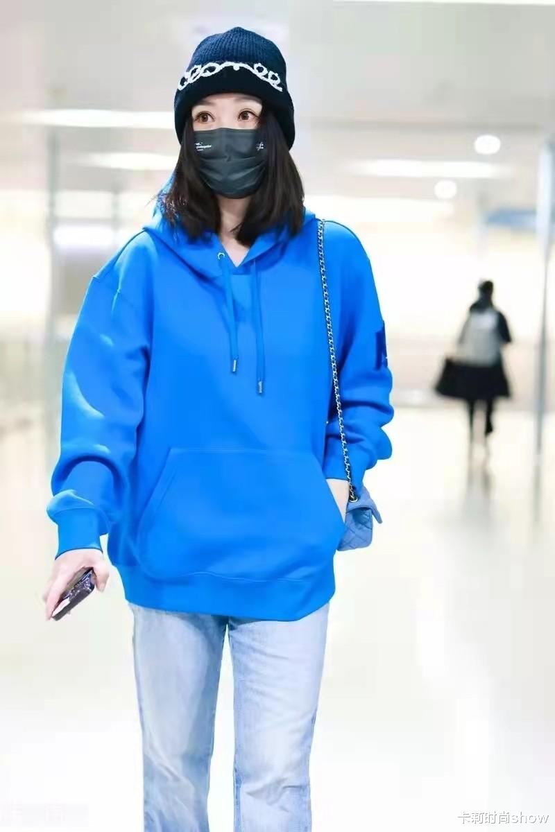 柳岩|41岁柳岩私服好清纯，连帽卫衣配直筒裤，休闲舒适又显干净