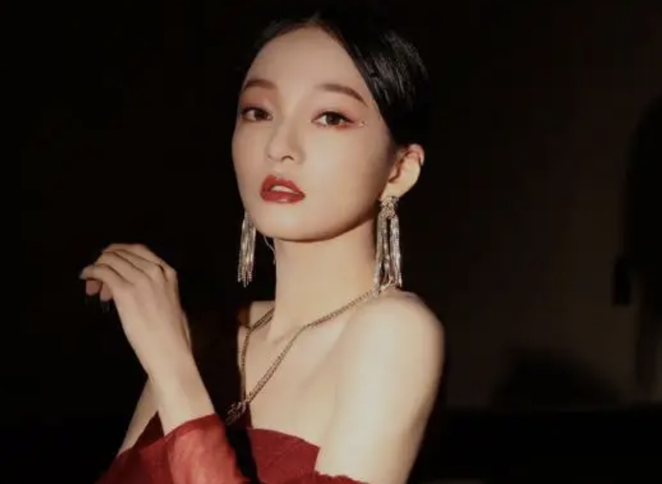 张韶涵|张韶涵患病，其母转走其积蓄，和小男友很快花光，张韶涵怎么做？