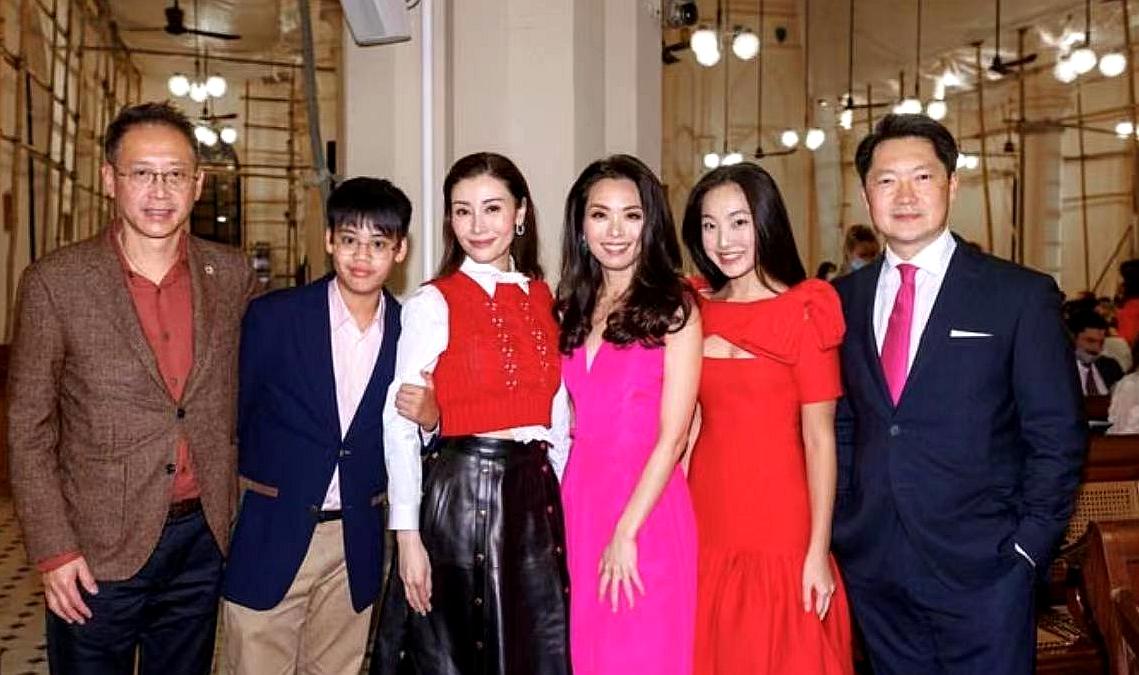 李嘉欣|李嘉欣晒全家合照，11岁儿子变了模样，悄悄长成“东南亚风格”