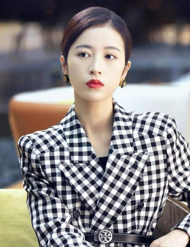 肖战|周雨彤和肖战是怎么认识的？