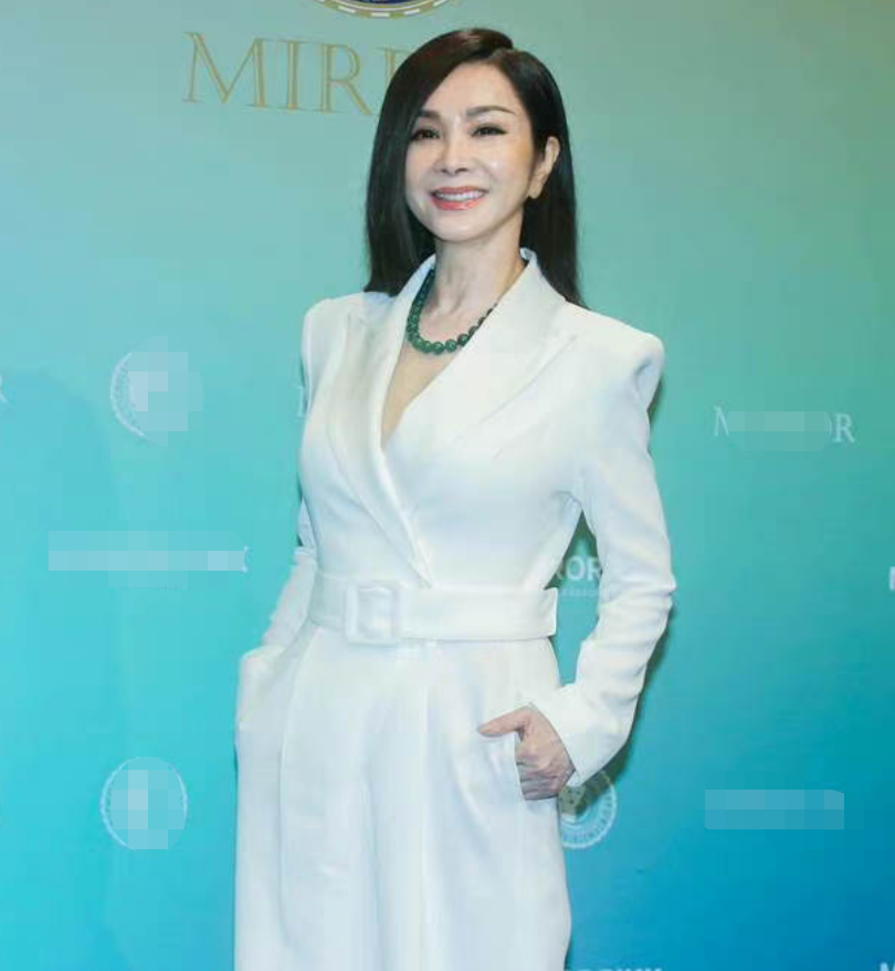 陈美凤|“最美阿姨”陈美凤罕现身！胸口一串翡翠近2亿，价格太贵怕弄坏