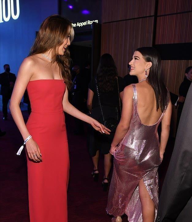 菲比|比尔·盖茨小女儿：和男友秀恩爱，黑人小伙一口大白牙，笑容诡异