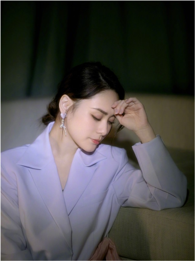 阿娇|阿娇阿sa同框比美！阿娇穿西装变身女总裁，却没有阿sa甜美