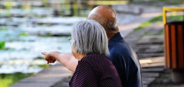 八旬老人将瘫痪妻子推下海，照顾对方40年身心疲惫