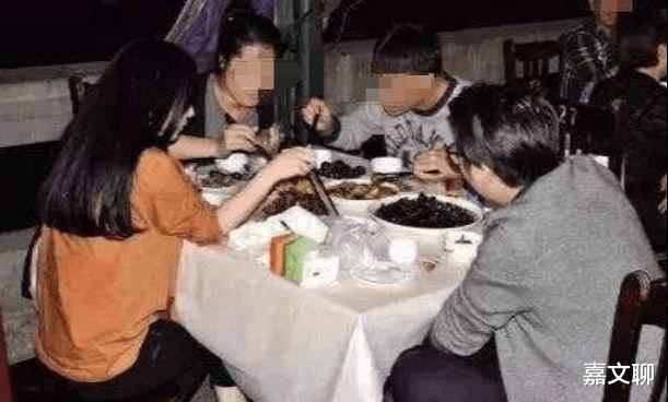 女子和朋友聚餐时内急,四周没厕所便去了草丛,结果发生了悲剧