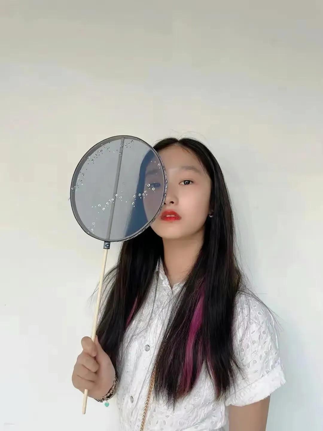 马伊琍|马伊琍携俩女儿现身机场,14岁爱马亭亭玉立,个子比妈妈还高