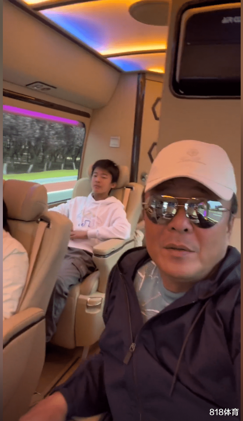有钱! 王楠巨富老公带一家坐房车外出就餐, 笑笑躺床上仿佛高铁软卧
