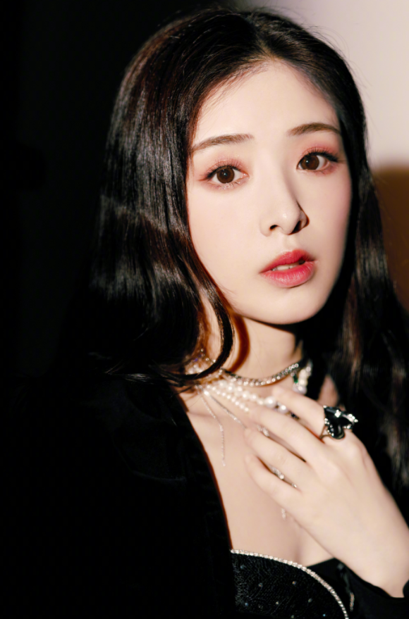 张含韵|张含韵最新宫廷风黑天鹅大片出炉，穿汉服演唱《丹青墨绿》，好仙