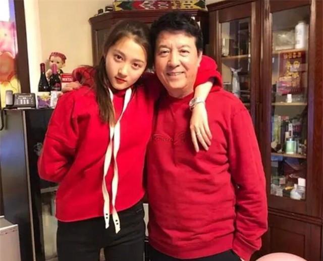 关晓彤晒出自己的家，全屋家具装修都是红木，一看家庭条件就不差