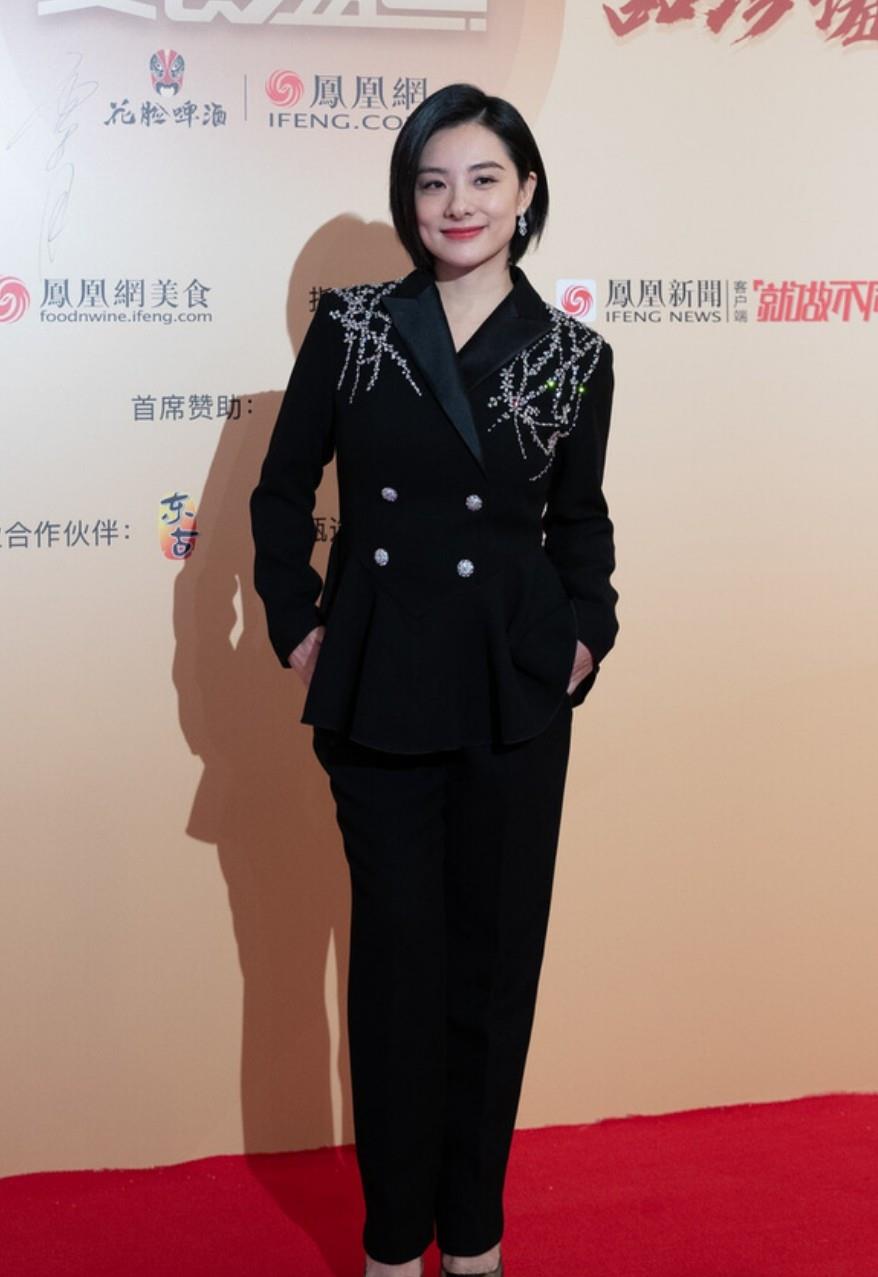 刘璇|刘璇为女儿庆生日，正脸照曝光超像妈妈，网友：一家人都长一张脸