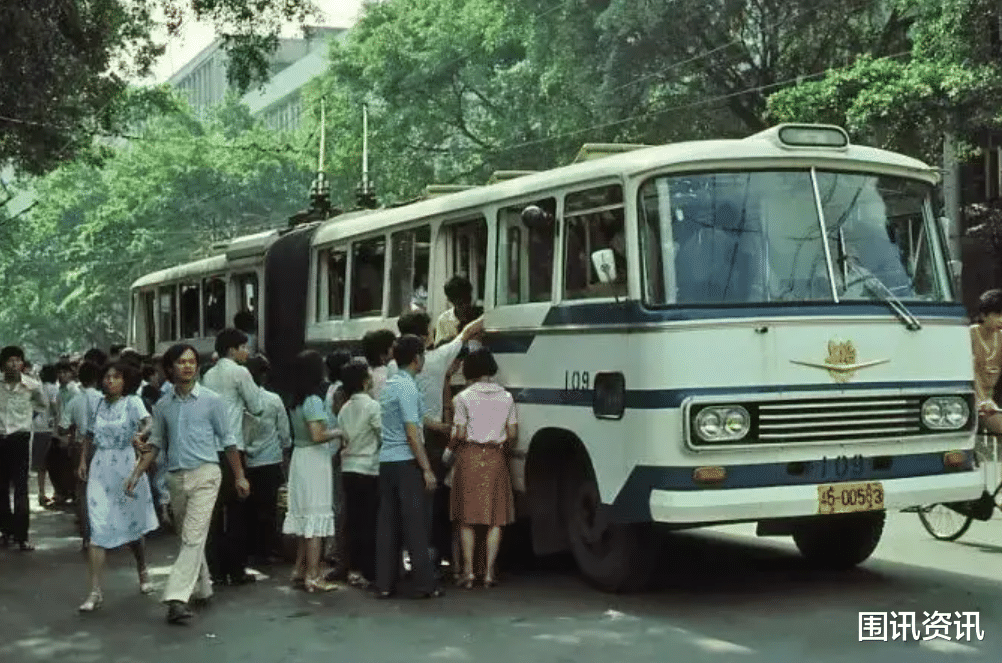1988年,台湾老兵回广东定居未果,邻居问怎么回事,老兵:家没了