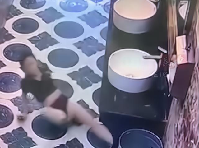 女子在洗手盆“潇洒”洗脚,狼狈摔倒,网友:地板都看不下去了