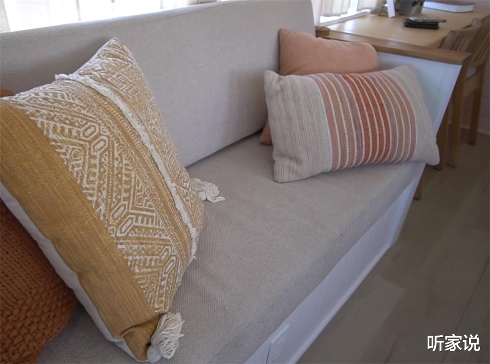 小夫妻在“螺蛳壳里做道场”:旧校车变24㎡蜗居,半平米都不浪费