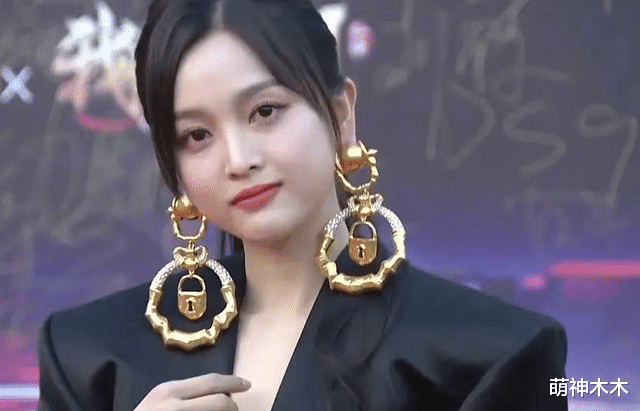 丁笑滢|发腮、浮肿、脸型崎岖，还不到30岁，在韩国发展过的明星就变脸了