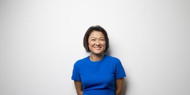 穿衣搭配|潘石屹携妻子现身街头,妻子素颜搭配职业装,一看就是女强人了