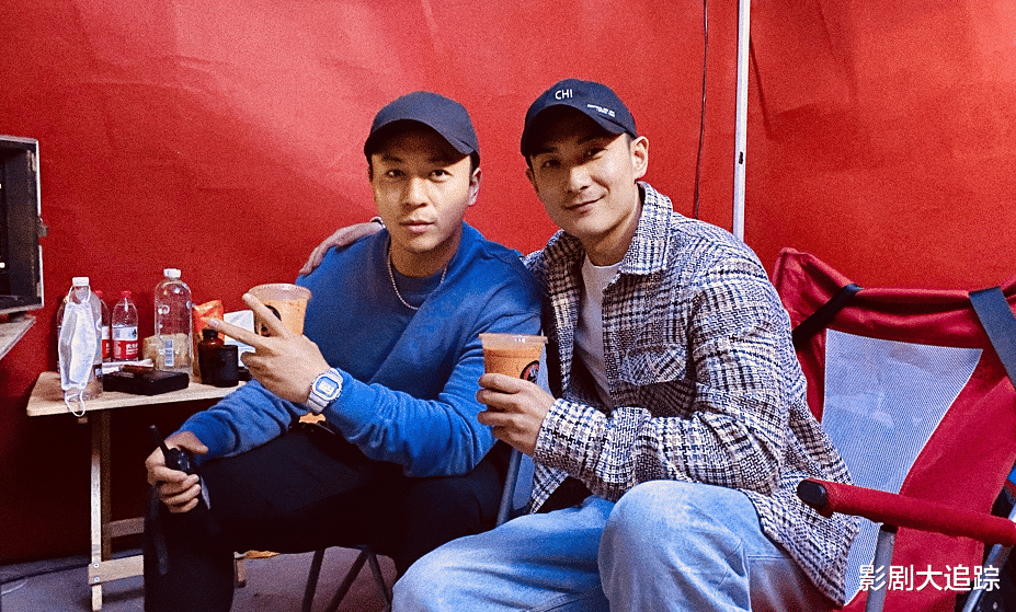 |释小龙一家出游被拍！妻子吊带配紧身裙秀身材，女儿摇晃跟随