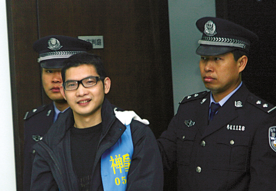 2005年,劫匪袭击警察被判7年,入狱4年才知,此人背负13条人命
